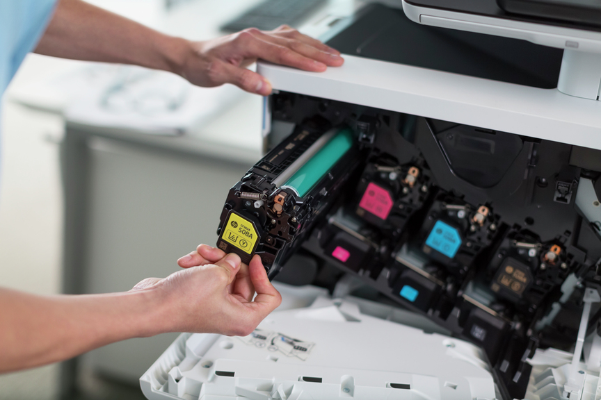 Jak se mění toner v tiskárně?